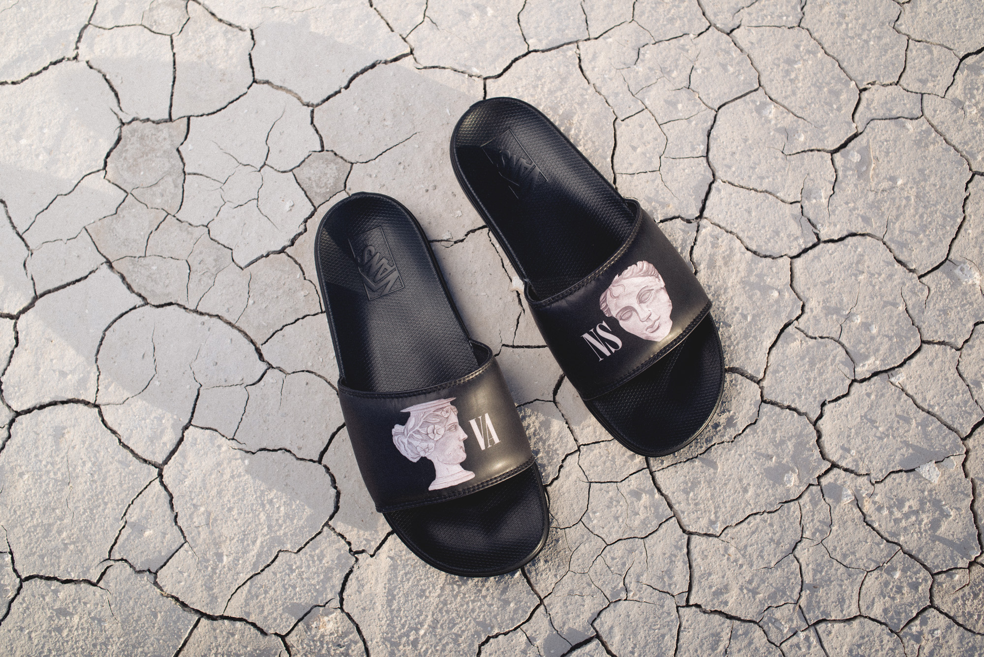 FA21_Surf_LaCostaSlide-On_WadeGoodall_VN0A5HF5N3H_Blk_Pair_DSC_3799