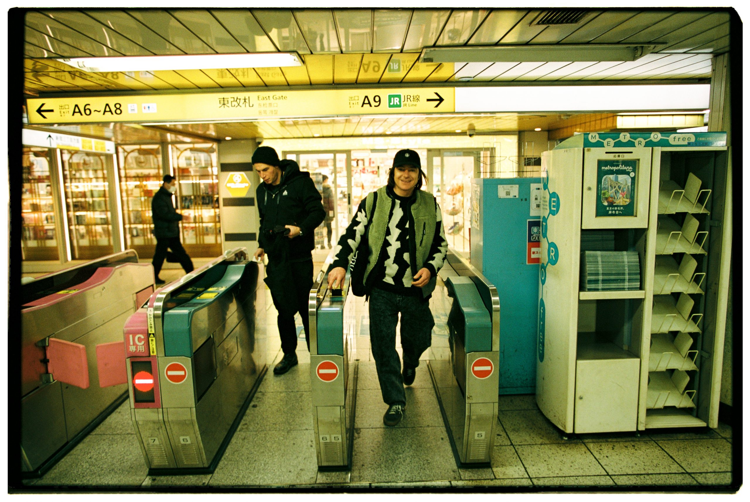 ARTHUR_LONGO_JAPAN_SOCIAL_SUNBUM_PERLY-266